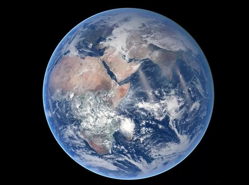 宇宙飞车，需要距离地球多远才气看到整个地球的容貌？