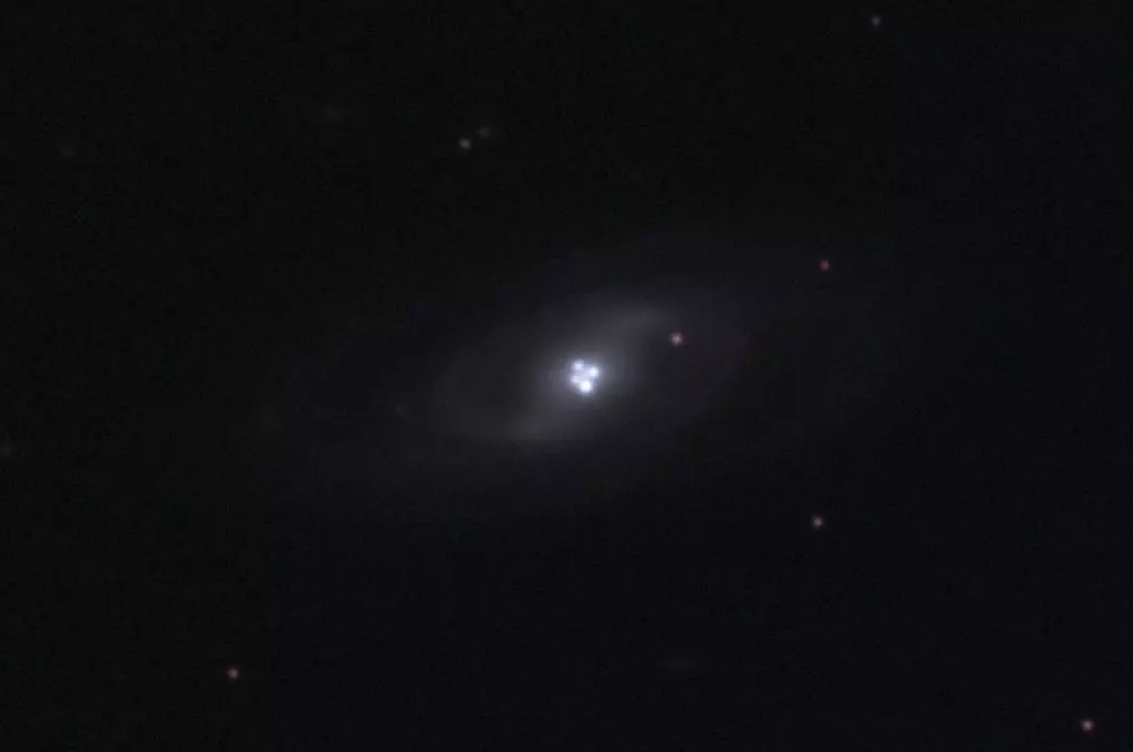 宇宙星神动漫，科学家测算超大质量黑洞吸积盘旋速 到达光速的70%