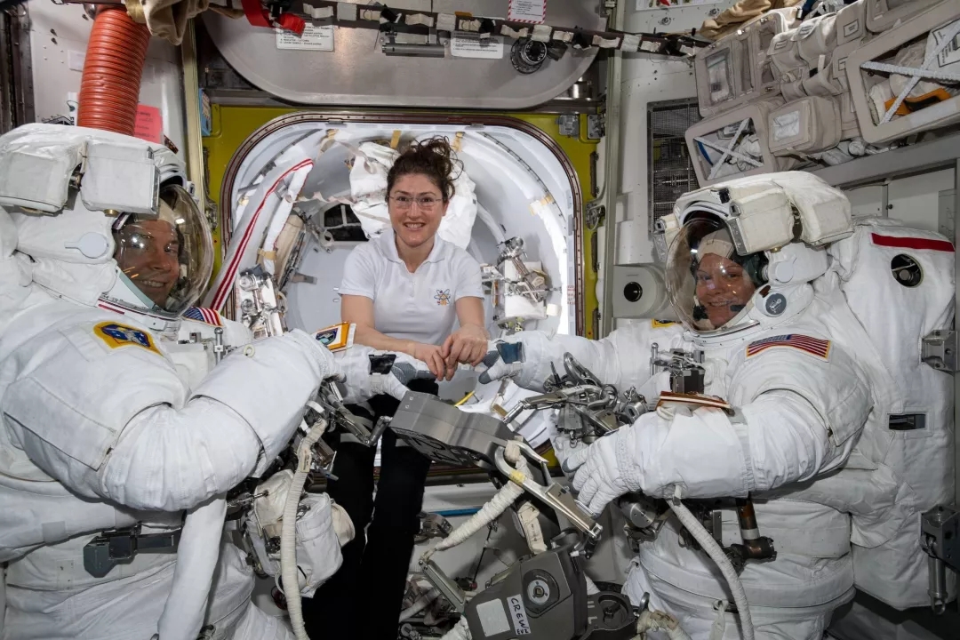 宇宙黑洞视频，美国航天服亟待改善!衣服不合身导致女性太空行走化为泡影