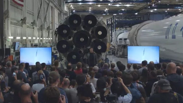 宇宙的巨人希曼，一文读懂SpaceX绕月航行：日本巨贾成首位绕月游客